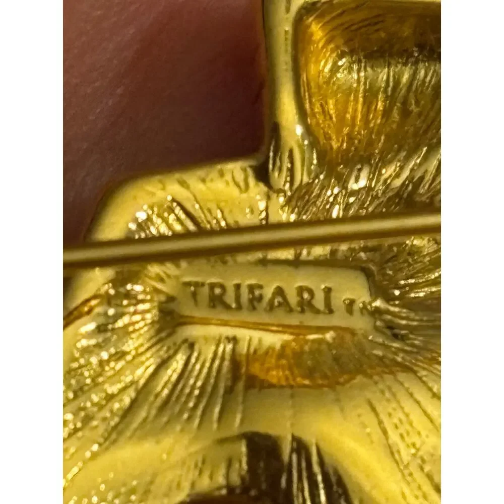Vintage Trifari Red Enamel Sleigh Brooch 1” x 1.5”
